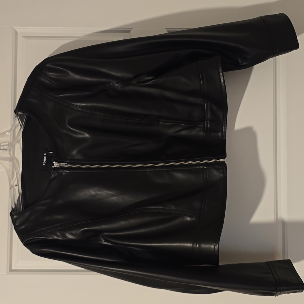 NWT-Torrid Cropped 3/4 Sleeve Faux Leather Jacket, Black Size 2(18-20)